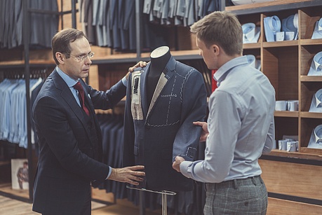 Двое мужчин обсуждают процесс пошива пиджака